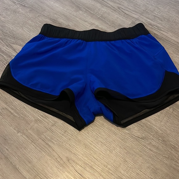 Lululemon size 8 lightly worn reversible 3 inch short - Picture 3 of 5